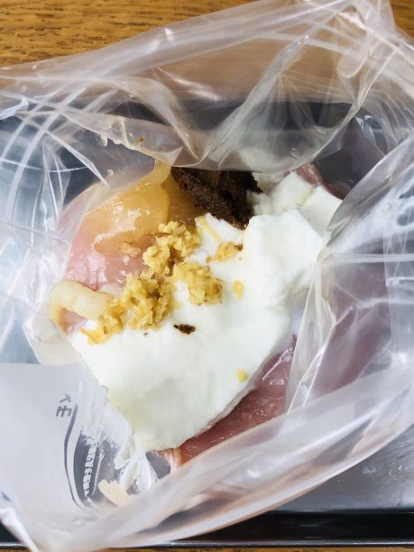 材料を入れた保存袋