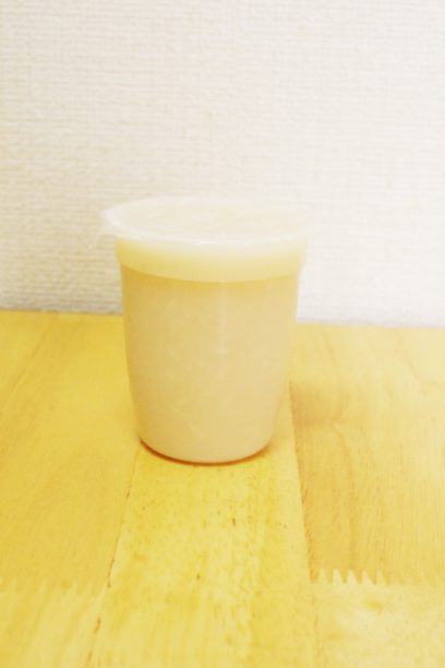 カップに入っている蔵の甘酒