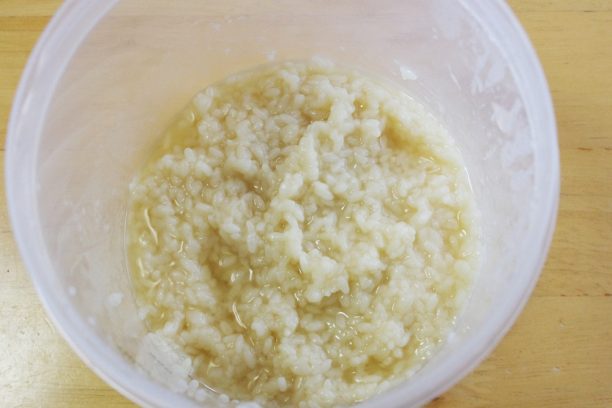 先に塩を入れた塩麹