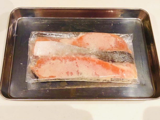 保存袋に入れた塩麹サーモン