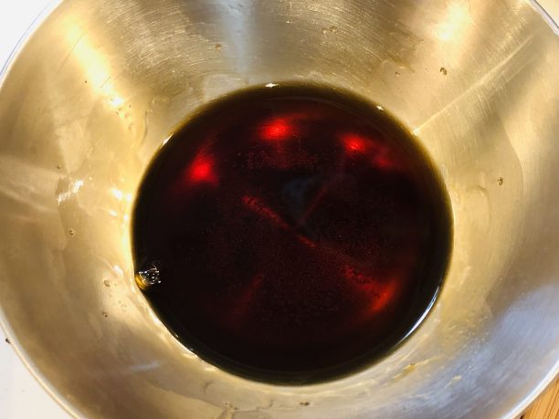 醤油、みりん、砂糖を入れたボウル
