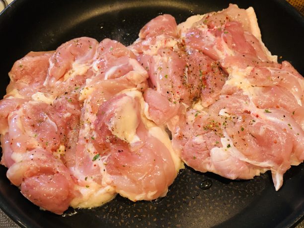 皮目から焼いている鶏肉