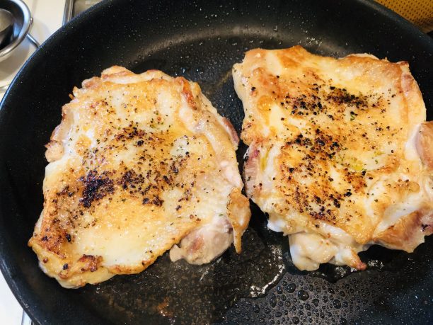 裏返して焼いている鶏肉