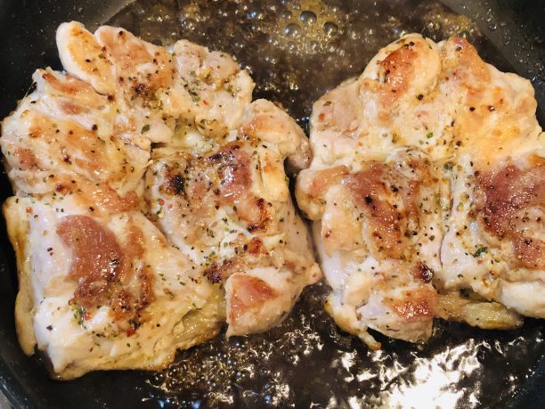 煮絡めている鶏肉