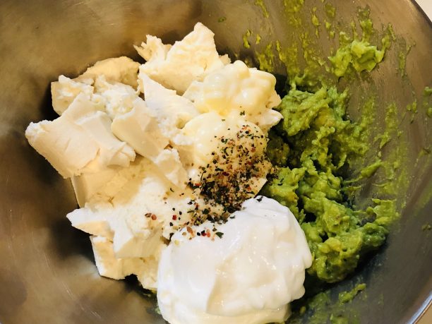 水切り豆腐、ヨーグルト、マヨネーズ、塩コショウを入れたボウル