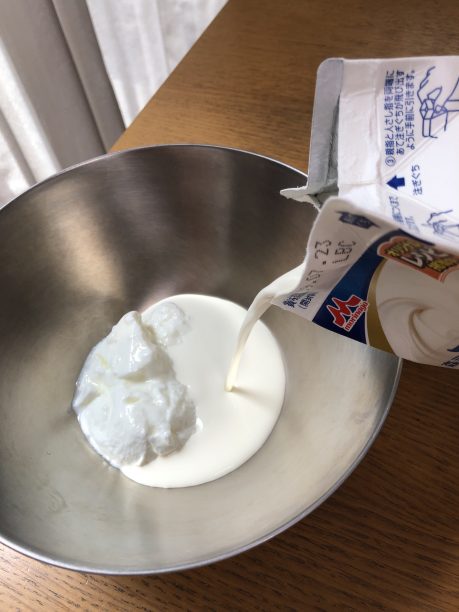 ヨーグルトと生クリームが入っているボウル