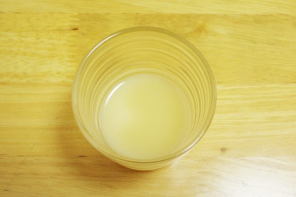 グラスに注いだ糀あま酒ゆずはちみつ