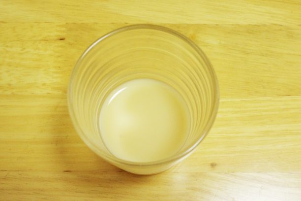グラスに注いだ糀あま酒しょうがはちみつ