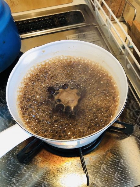 黒糖で煮込んでいるタピオカ