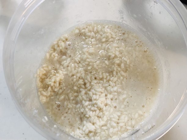 米麹にお湯を注いだ内容器