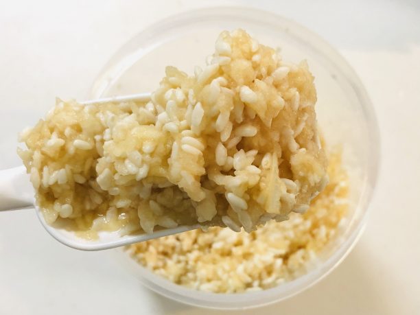 米麹にりんごを混ぜた内容器