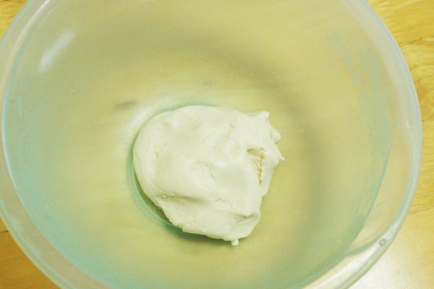 白玉粉をこねる