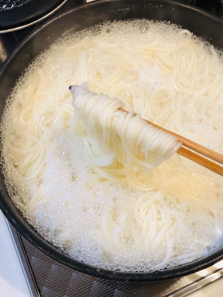 鍋で茹でる素麺