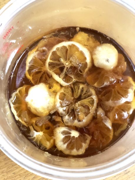 出来上がった発酵レモンシロップ