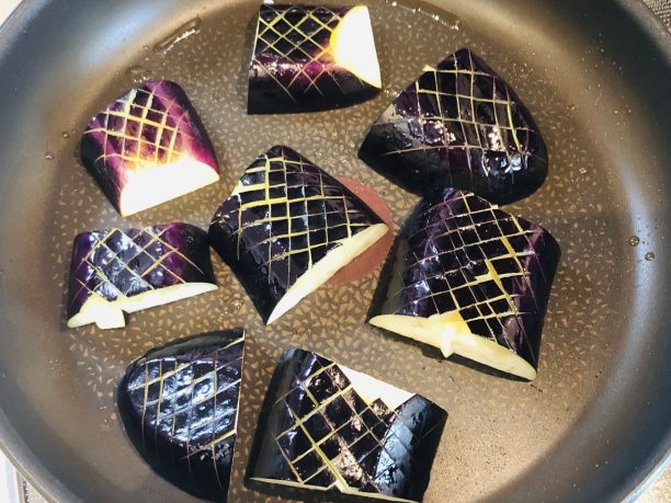 フライパンで焼いているナス
