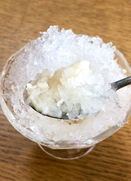 スプーンですくった甘酒氷
