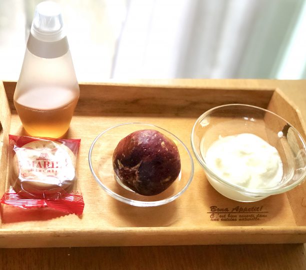 イチジク、ヨーグルト、マリービスケット、はちみつ
