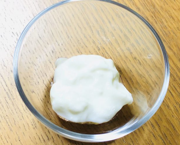 イチジク→ヨーグルトを入れた器