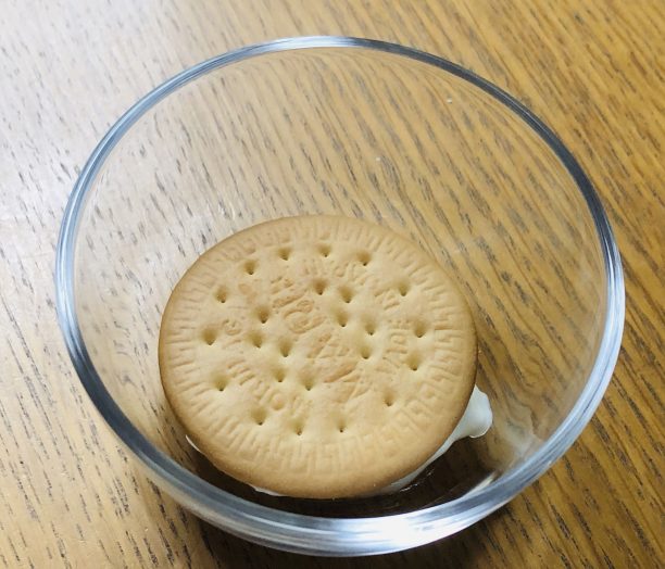 イチジク→ヨーグルト→マリービスケットを入れた器