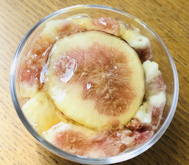 角切りのイチジクを盛った上にはちみつをかけた器