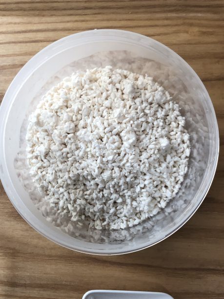 ほぐしたみやここうじを入れた内容器
