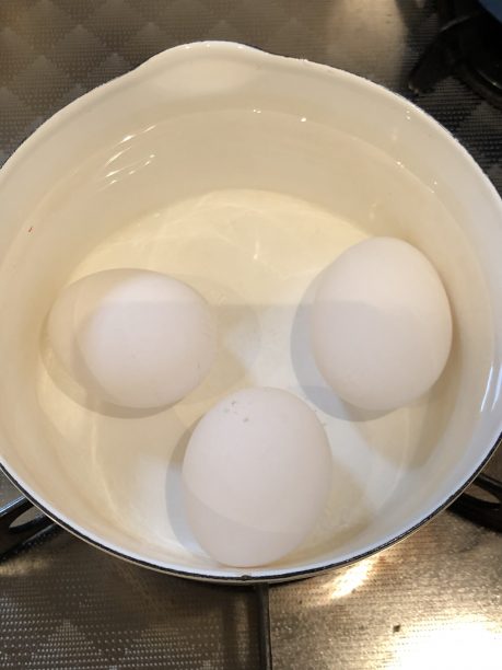 茹でている卵