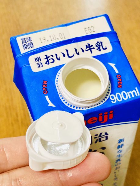 蓋を開けた明治おいしい牛乳