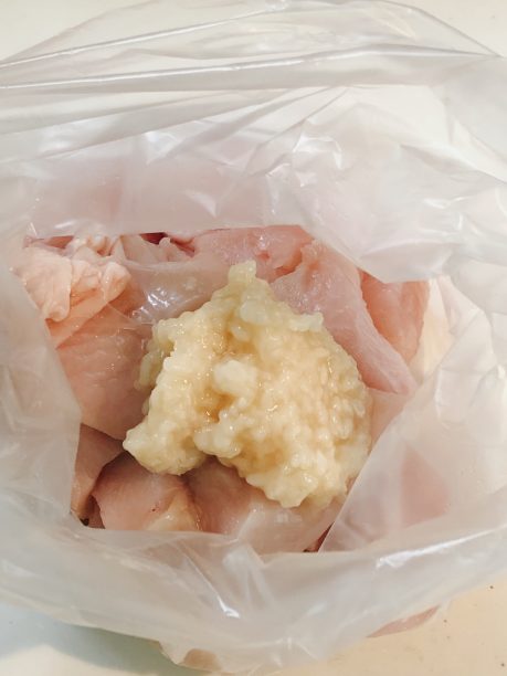 鶏むね肉と塩麹を入れたポリ袋