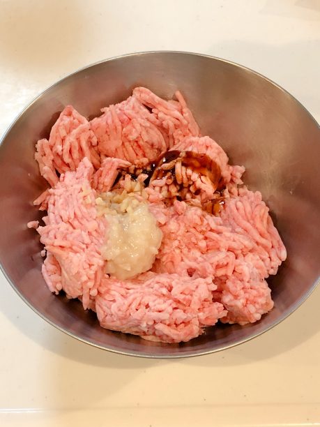 豚ひき肉と発酵しょうがとオイスターソースが入ったボウル