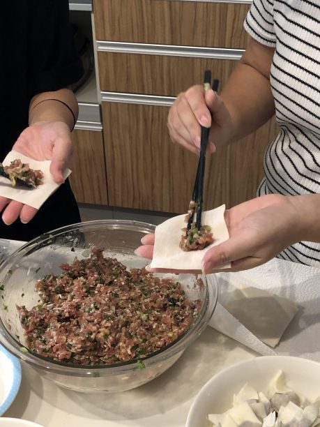 ワンタンを製作中