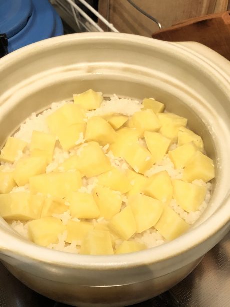 完成したさつまいもご飯