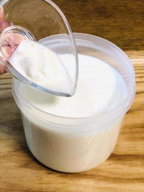 牛乳にヨーグルトを加える