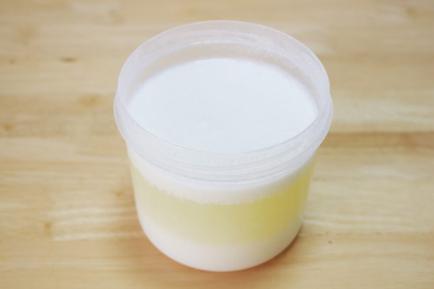 分離した牛乳とホエイ