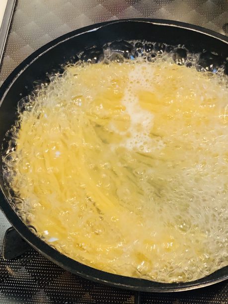 茹でているパスタ