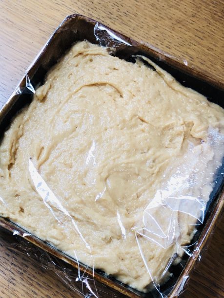 ラップをした材料の入った耐熱容器