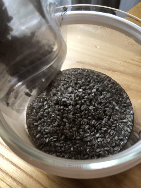 黒麹をガラスポットに入れる