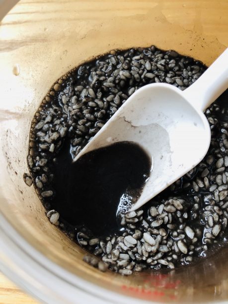 黒く染まったお湯
