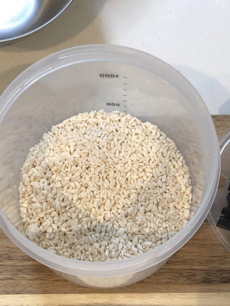 内容器に入れたほぐした米麹