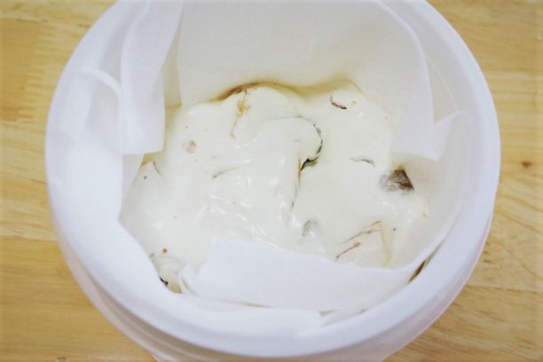 水切りしているドライフルーツ入りヨーグルト