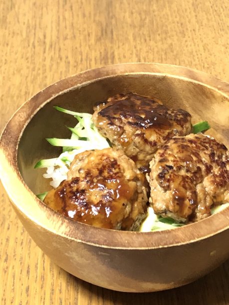 完成した鶏つくね照り焼き丼