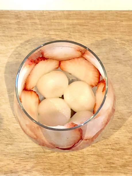 白玉とイチゴを貼り付けたグラス