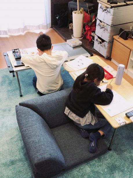 自習するせんちゃんとお友達