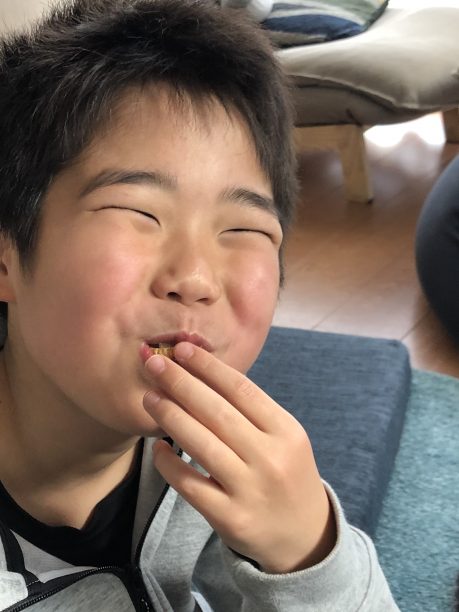 とんがりヨーグルトコーンを食すせんちゃん