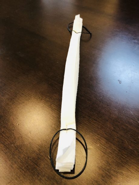 折って輪ゴムを留めたキッチンペーパー