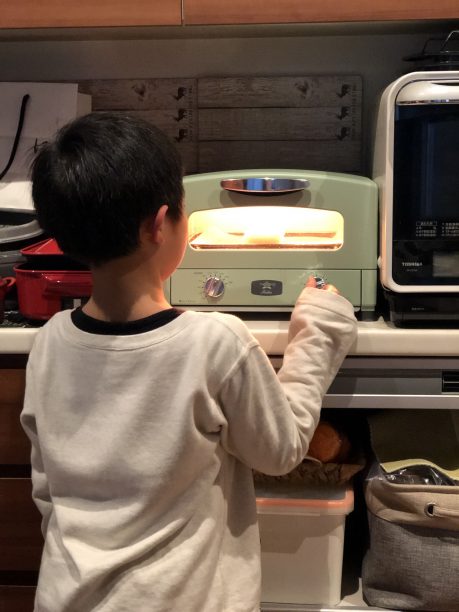 トースターの前のせんちゃん