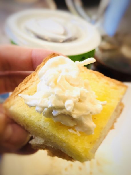 切り干し大根ヨーグルトを乗せた食パン