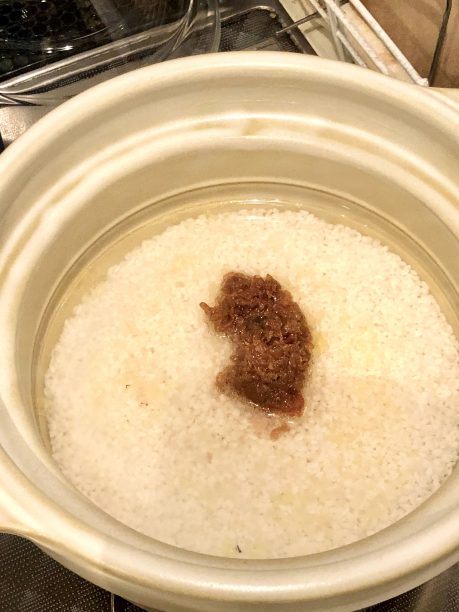 研いでサバ缶の汁を入れたお米に醤油麹を入れた