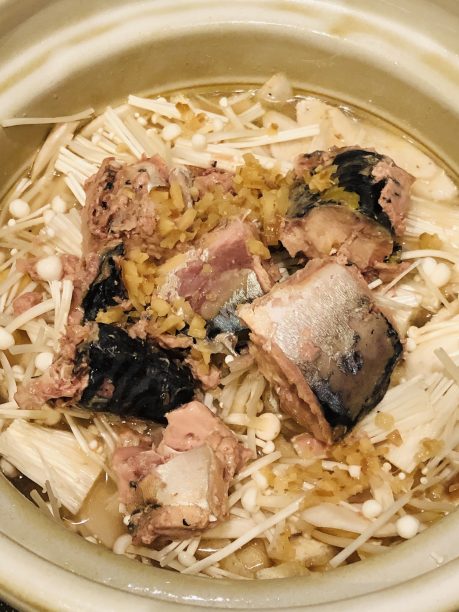 発酵サバ飯の材料を入れた土鍋