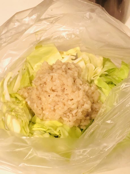 ポリ袋に入れた春キャベツとだし塩こうじ