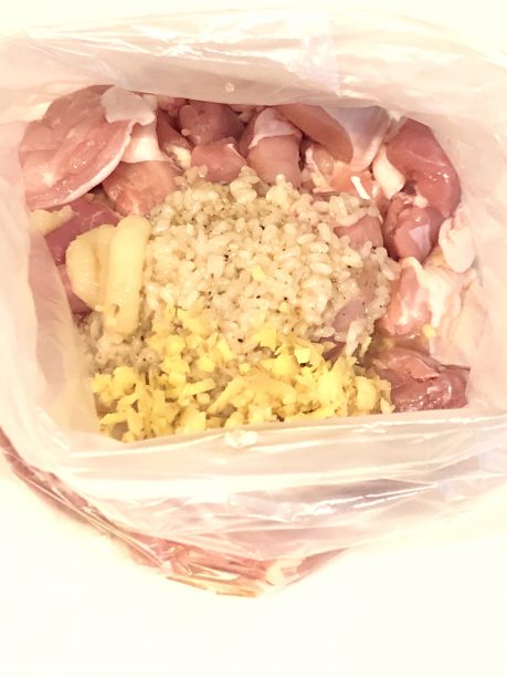 ポリ袋に入れた鶏もも肉、だし塩麹、刻みしょうが
